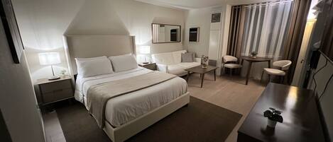 Escritorio, tabla de planchar con plancha, wifi gratis y ropa de cama