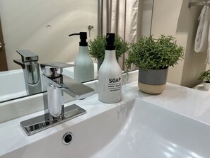 Dusche, Haartrockner, Bidet, Handtücher