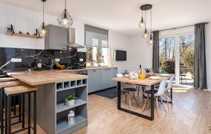 Kjøleskap, ovn, kokeplater og oppvaskmaskin