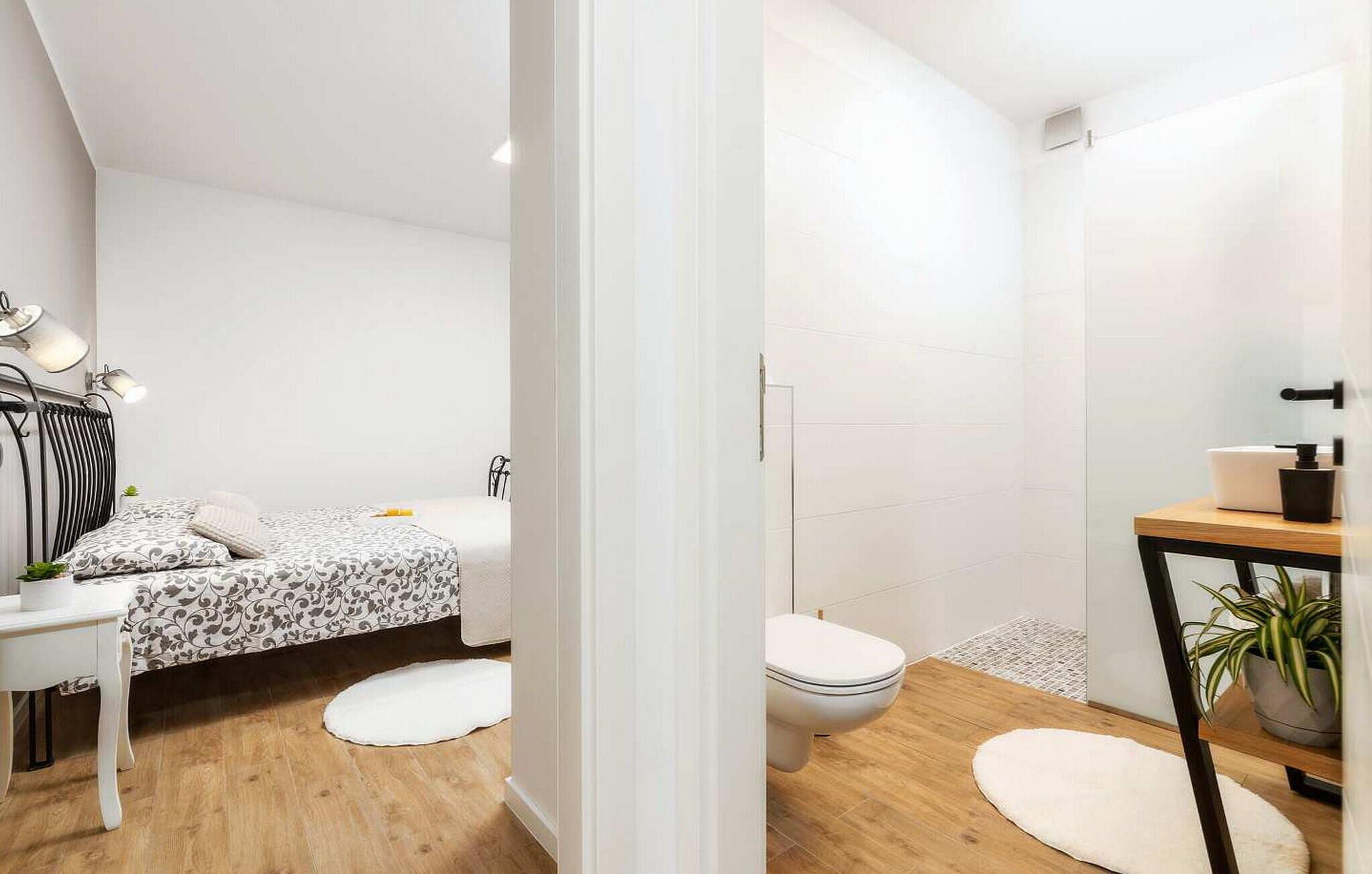 Une salle de bain moderne équipée de toilettes, d’un lavabo et d’une zone douche.