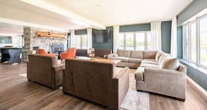 Private Lakefront Cottage 10BDR & Sleeps up to 30!
