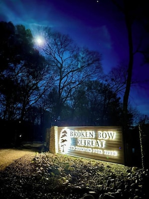 A sign for the Broken Bow Retreat on Mountain Fork River. - All is Found Riverfront Cabin with Sauna (Broken Bow)