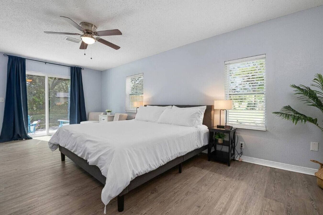 3 bedrooms, desk, iron/ironing board, travel crib