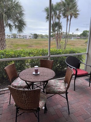 Outdoor dining - Spacious 3 bed 2 bath condo close to beaches (Naples)