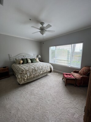 3 bedrooms, WiFi, bed sheets - Spacious 3 bed 2 bath condo close to beaches (Naples)