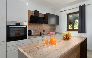 Frigorifero, forno, piano cottura, lavastoviglie