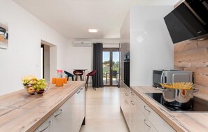 Frigorifero, forno, piano cottura, lavastoviglie