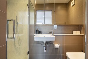 Dusj, hårføner, håndklær og såpe