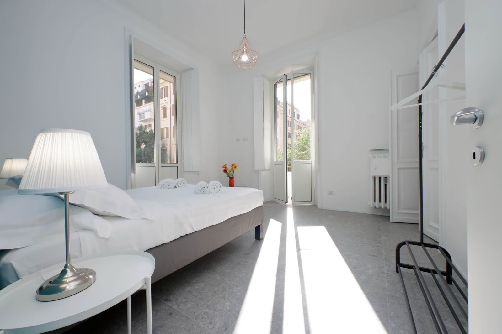 5 habitaciones, tabla de planchar con plancha, wifi y ropa de cama 