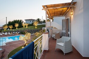 Property grounds - Loggia   Appartment with large sea view terrace and swimming pool (Vibonati)