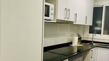 Een koelkast, een magnetron, een oven, een kookplaat