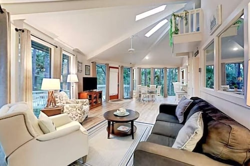 Stunning Sea Pines Treetop Oasis Deck & Grill with short walk to Harbourtown