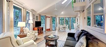 Stunning Sea Pines Treetop Oasis Deck & Grill with short walk to Harbourtown