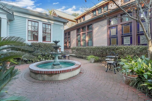 Cozy & Clean, Pet Friendly Belvedere Cottage, 2 blocks to Forsyth Park.