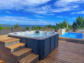 Una piscina al aire libre, sombrillas