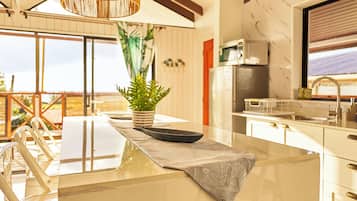 Loft Premier, vista al mar | Cocina privada | Refrigerador, microondas, horno y parrilla de estufa