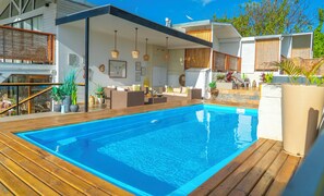 Outdoor pool, pool umbrellas - Tahai Loft  (Hanga Roa)