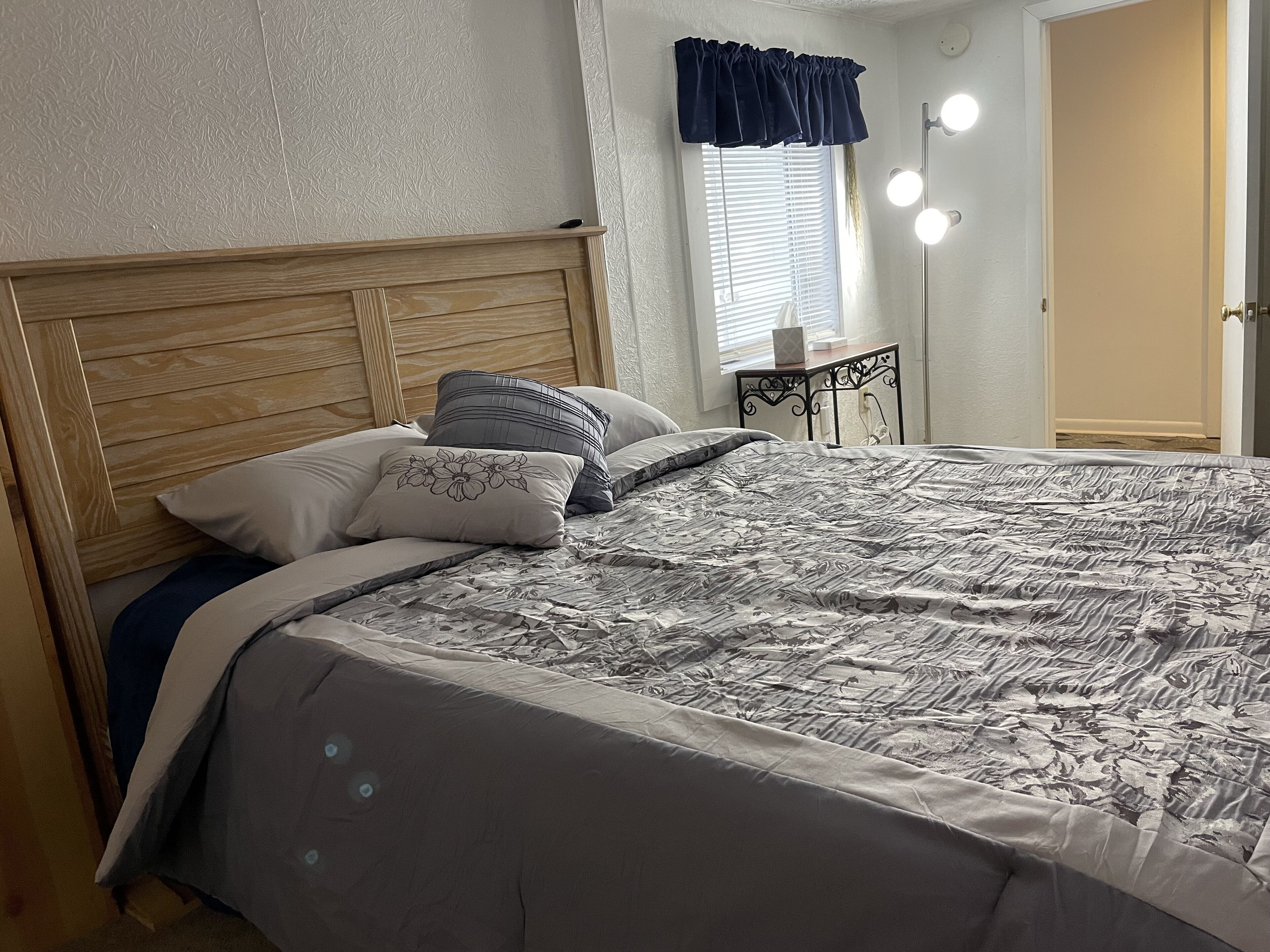 4 عدّة غرف نوم ومكواة/لوح كي وواي فاي مجانًا وملاءات أسرّة