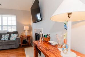 Smart TV, fireplace