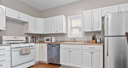 Jefferson Street Gem - Easy Walk to Track