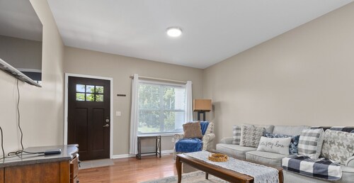 Jefferson Street Gem - Easy Walk to Track