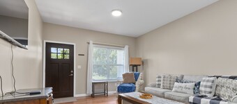 Jefferson Street Gem - Easy Walk to Track