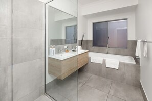 مجففات شعر، مناشف، صابون، شامبو