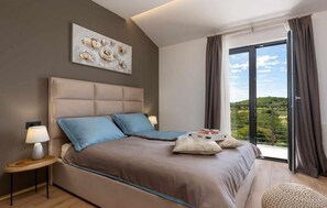 3 habitaciones, tabla de planchar con plancha y cuna de viaje 