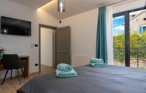 3 bedrooms, iron/ironing board, travel cot, free WiFi - Gorgeous home in Porec (Porec)