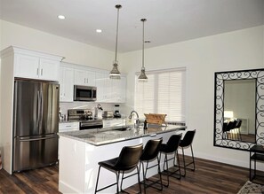 Jääkaappi, mikroaaltouuni, uuni, liesi