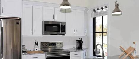 冷蔵庫、電子レンジ、オーブン、コンロ