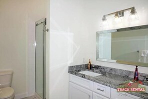 Dusj, hårføner og håndklær