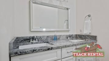 Douche, sèche-cheveux, serviettes fournies