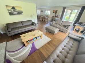 Älytelevisio, takka, pöytätennispöytä