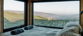 Eco Off-Grid Luxury Cabin, Panoramic Views & Fire Pit In North Wales