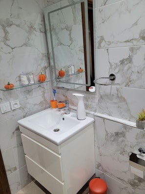 Shower, hair dryer, towels, soap - Joli Appartement Meublé au Centre de Casablanca (Casablanca)