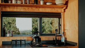 Private kitchen - Secluded Woodland Romantic Off-Grid Cabin With Firepit (Chester)