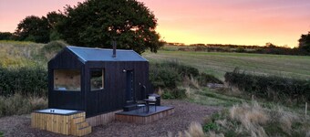 Secluded Woodland Romantic Off-Grid Cabin With Firepit
