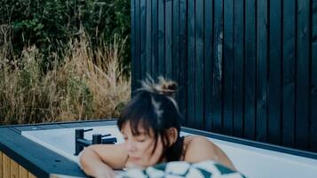 Tina de hidromasaje al aire libre