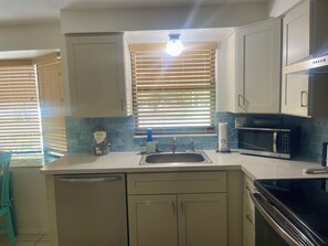 Fridge, microwave, oven, stovetop - Home of the Manatee’s (Crystal River)