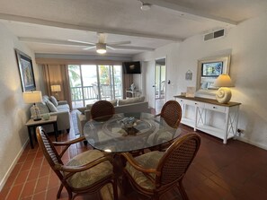 Smart TV, books - Beachfront 2brms, Pool, Ocean Views, Restaurants (St. Thomas)