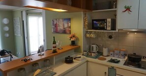 Kühlschrank, Mikrowelle, Ofen, Herdplatte