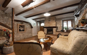 Una Smart TV, una chimenea