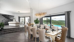 A dining area with a view of a pool and greenery. - Amazing home in Martina with sauna (Martina)