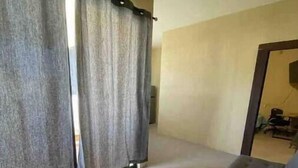 Ein Schlafzimmer mit einem großen Bett, einem Kleiderschrank und einem Spiegel.