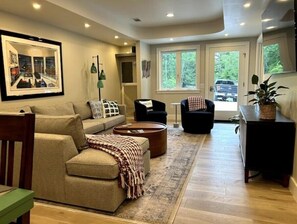 Smart TV, books - Blue Moo Cottage (Rapid City)