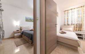 5 habitaciones, tabla de planchar con plancha y cuna de viaje 