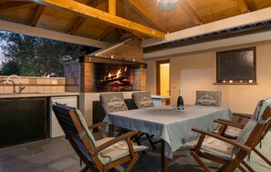 Outdoor dining - Beautiful home in Visnjan (Visnjan)