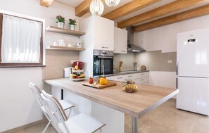 Fridge, oven, stovetop, dishwasher - Beautiful home in Visnjan (Visnjan)
