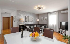 Télévision, table de tennis de table